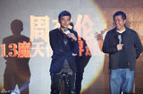 组图：周杰伦新专辑发布会 一身黑衣春风得意