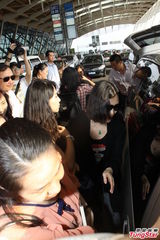 组图：郑少秋遇疯狂女粉丝 太太面露不悦