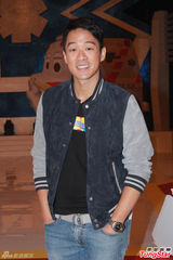 组图：陈智燊亮相拜神仪式 不介意女友性感出镜