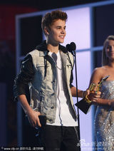 组图：美国公告牌音乐奖 贾斯汀-比伯休闲装出席