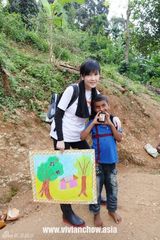 46岁周慧敏斯里兰卡公益行 为孩童剪发吹泡泡