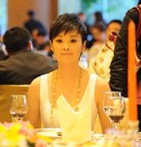 幻灯图：袁莉获年度慈善明星 清新淡雅显女人味道  