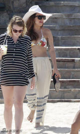 组图：LadyGaga狂甩赘肉 碎花比基尼清凉度假