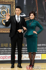 组图：《电视剧之王》发布 崔始源中分头表情搞怪