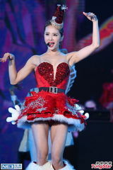 组图：蔡依林圣诞爆乳装抢镜 又唱又跳秀美腿