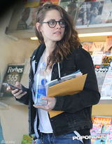 组图：暮光女戴哈利波特眼镜外出 紧盯手机锁眉