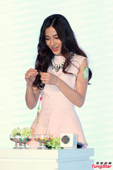 组图：AngelaBaby秀美腿 否认与黄晓明好事将近