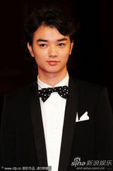 组图：《庸才》首映 堂富美蓝裙可爱臀部似鸡尾