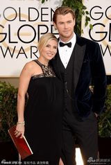 组图：金球颁奖“雷神”海姆沃斯携娇妻走红毯