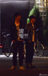 组图：潘粤明深夜与友泡吧 助理开车送回家