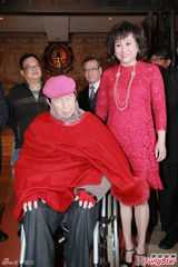 组图：92岁赌王坐轮椅赴寿宴 仅停留一小时