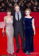 组图：《漂亮朋友》首映 克里斯蒂娜似银色美人鱼