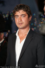 组图：弗朗西斯卡助阵《沙漠驼影》 美胸隐现