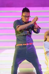 组图：郑丹瑞林珊珊开唱 感激林子祥叶德娴帮助