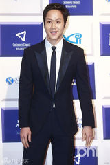 组图：韩星郑宇获韩国第一品牌大赏特别奖