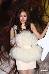 组图：吴雨霏约满转签新艺宝 与林子祥儿子拍MV