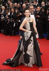 组图：章子怡灰墨裹胸裙走红毯妆容精致