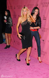 幻灯图集：帕丽斯-希尔顿秀露肩礼服 性感窈窕