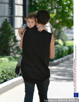 组图：奥兰多-布鲁姆带儿子公园荡秋千尽显父爱