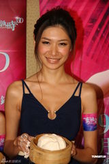 组图：《蜜桃成熟时33D》性感女星卖包子做宣传