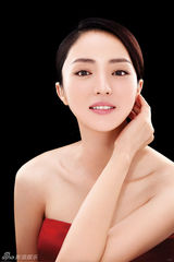 组图：董璇写真裸妆上阵 优雅展现水嫩肌肤