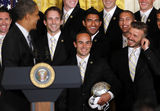 组图：奥巴马白宫宴请众球星 贝克汉姆赠送球衣