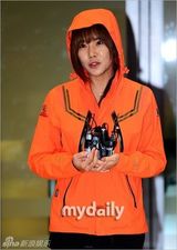 组图：携可疑药草遭扣韩女星获释回国咬唇委屈