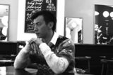 组图：是安黑白大片演绎文艺理想男 玩转时空倒影