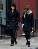 组图：曝吸血鬼保罗与狼女演员热恋 牵手被拍