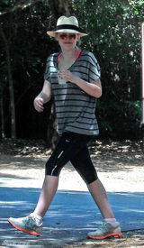 组图：范宁姐妹花户外度周末 运动装扮简单随性