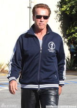 组图：施瓦辛格墨镜皮裤骑摩托酷劲十足变回终结者