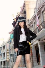 幻灯图：肖雨雨写真秀全新造型 复古混搭大秀美腿