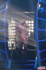 组图：周杰伦开个唱大秀人鱼线 张智霖同台助阵