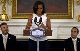 组图：奥巴马白宫宴请众球星 贝克汉姆赠送球衣