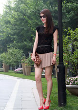 组图：贾青街拍蕾丝透视上衣搭百褶裙