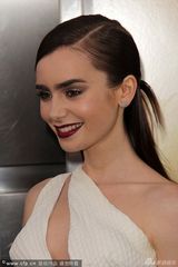 组图：柯林斯白色露乳装亮相首映 性感不失清新