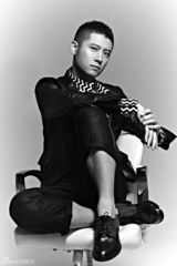 组图：任重雅痞风写真 不羁眼神魅惑夏日迷情