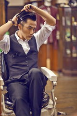 组图：刘恺威拍摄复古写真 再现老上海绅士迷情