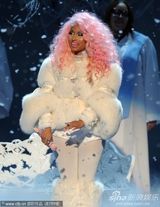 组图：尼基-米娜姬表演 白色皮草顶粉发装扮雷人