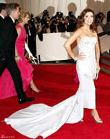 高清图：纽约大都会庆典 伊娃-朗格利亚秀刺绣礼服