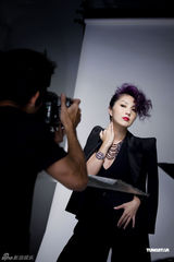 组图：杨千嬅代言饰品拍广告 尽情挥洒率性自信魅力