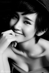 组图：唐艺昕黑白质感写真 眼波流转香肩诱人