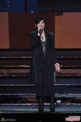 组图：曾志伟薛家燕扮肥姐 郑欣宜隔空寄思念