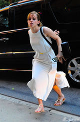 组图：沃特森白色连衣裙出街 下车飞奔秀美腿