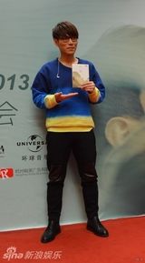 组图：杨宗纬上海签售新专辑场面温馨