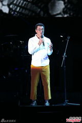 组图：李宗盛桃红衬衫开唱 称林忆莲唱得更好