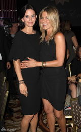 幻灯图集：安妮斯顿性感黑装亮相 肩头惊现神秘手