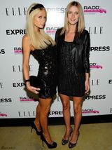 高清组图：希尔顿姐妹黑衣出席派对