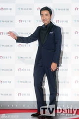 组图：柳承龙亮相大钟红毯 亲切挥手显熟男范