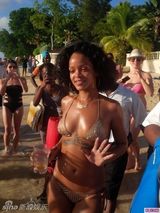 组图：蕾哈娜比基尼秀纹身 素颜玩快艇显老态